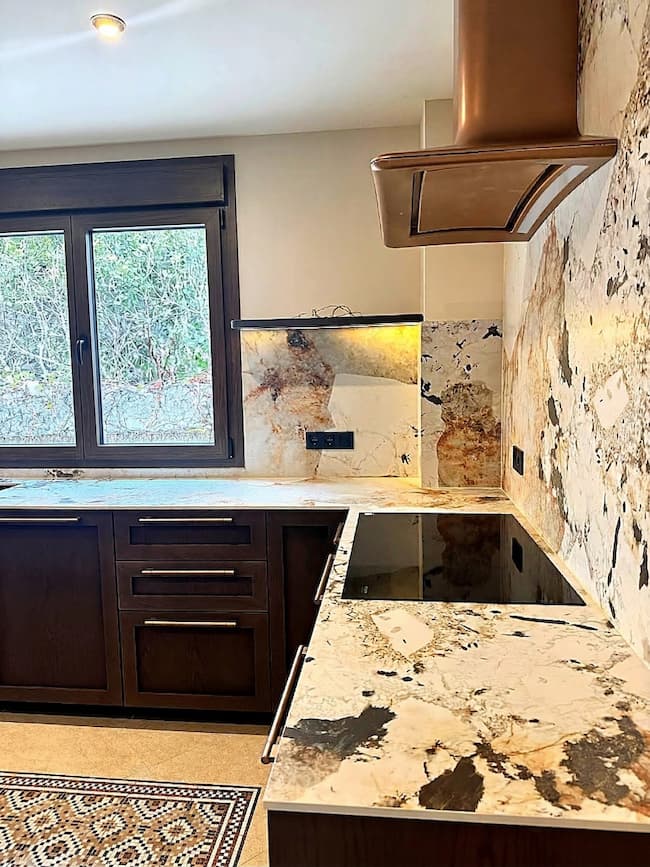 Instalación de cocina en crema vetado